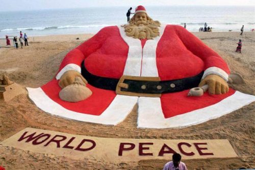 Sand artist Sudarsan Pattnaik created on Chistmas eve a 45 feet high Santa Claus, assisted by 20 students. He is a professor at Sudarsan Sand Art Institute of Puri. The Santa Claus statue has a message: “World Peace”. The world’s talles Santa was made using more than 1000 tonnes of sand, some coloured. The work team took 22 hours in two days to buid up the structure. Sudarsan also created two more figures, the Mother Mary and Lord Jesus.