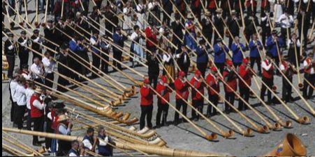 THE GREATEST NUMBER OF MUSICIANS PLAYING THE ALPINE HORN.2