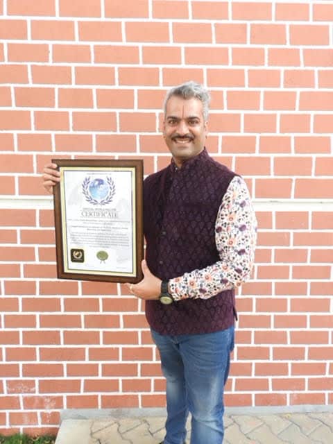 unnamed - Pratik Bharat Palor, India, establece el récord mundial oficial de sesión individual en vivo más larga en YouTube, recitando obras literarias desde el mismo asiento